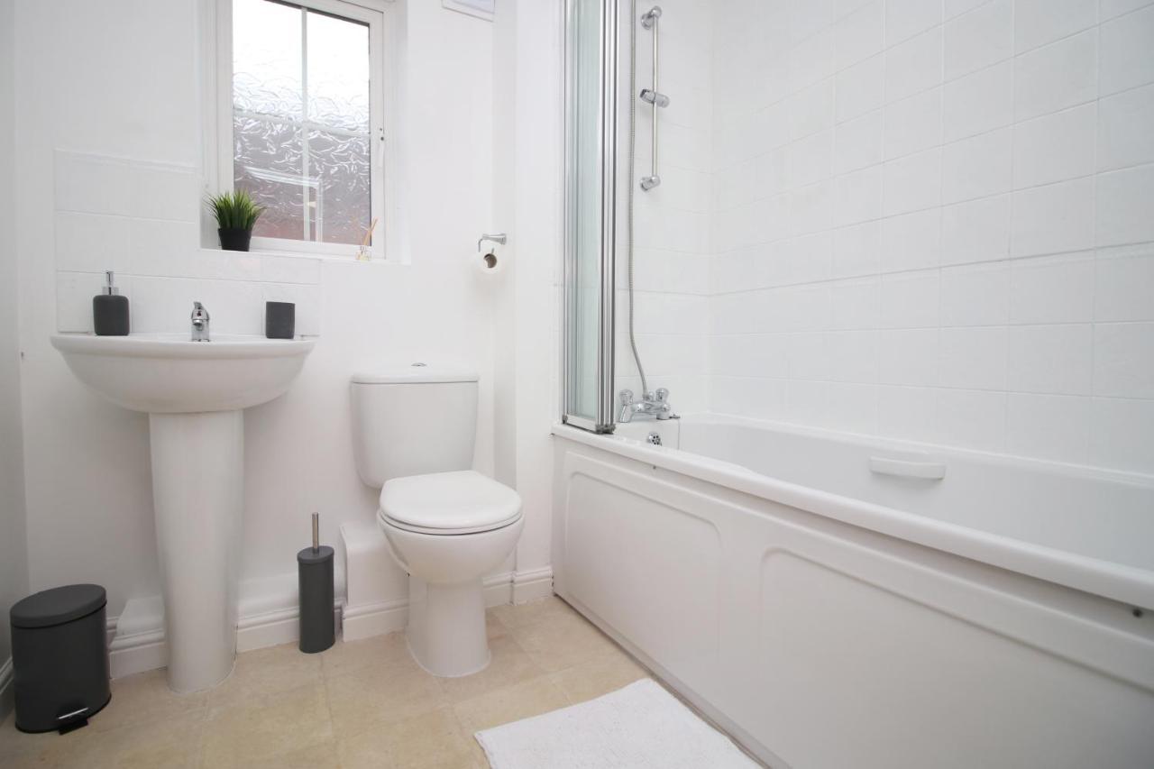 Delft - Spacious Home, High Speed Wi-Fi, Free Parking, Terrace Свіндон Екстер'єр фото
